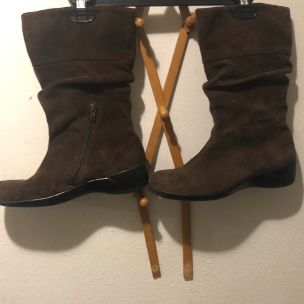 Boots, suede